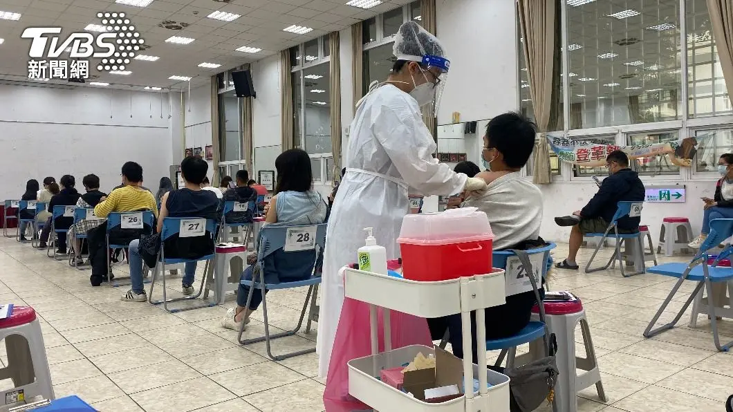 符合2條件打疫苗可領取200元禮品。（圖／TVBS） 限時！打疫苗可拿200禮券　今天起「符合2條件」快去