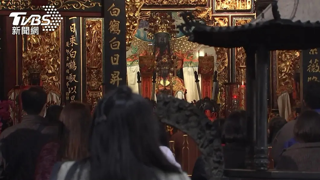 大龍峒保安宮每年循例會向保生大帝擲筊祈求國運籤，許多信徒入內上香祈福。（圖／TVBS）