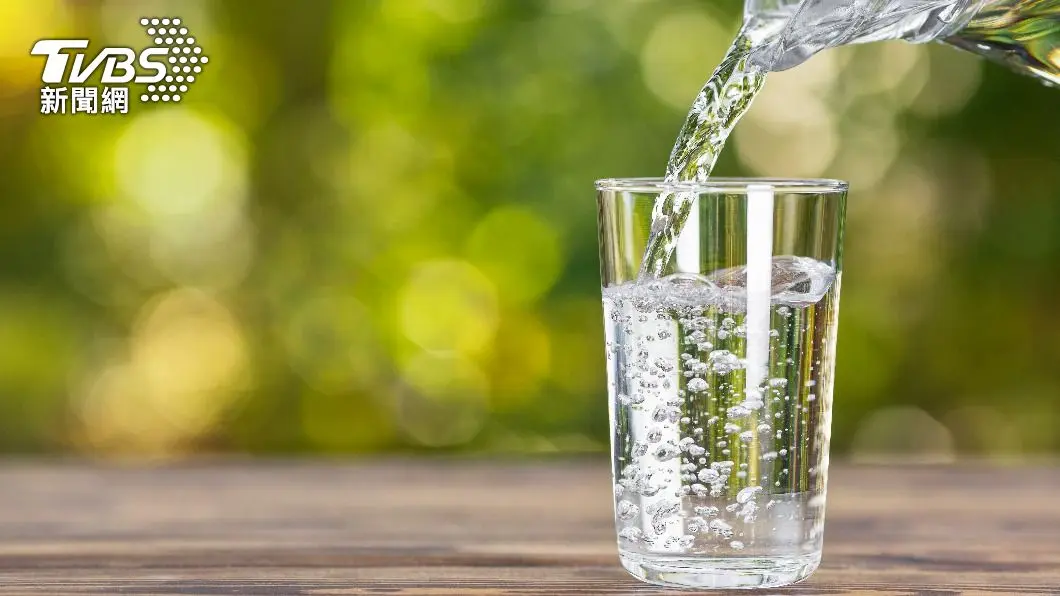 以一杯水朝天禱告自己的財運願望，再喝下即可。（示意圖／shutterstock達志影像） 正偏財攏來！秋分「吸金開運大法」只要白開水　這時辰最有效