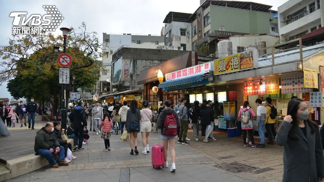 淡水只排第２！８大熱門老街＆必吃美食，網友：「第１名」夜晚更浪漫