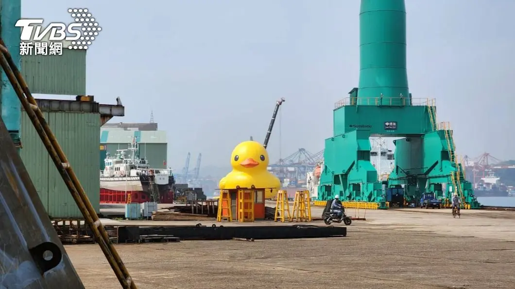 據了解廠商委託港務局向基隆港借場地測試。（圖／民眾陳信助提供） 睽違10年再展？黃色小鴨突現身基隆港　民眾見萌樣樂壞