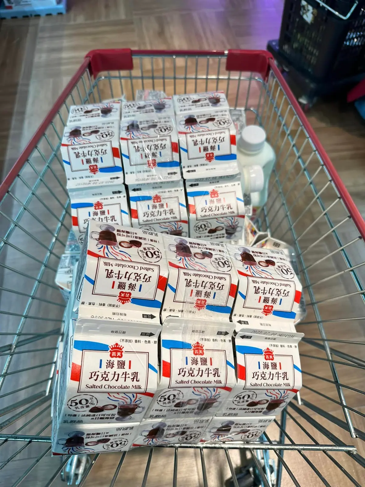 全聯鮮奶買1送12!超浮誇贈品「倒賺百元」婆媽搶翻,網友跪求門市地址 全聯鮮乳買1送12。(圖/翻攝自《全聯消費經驗老實說》) 買1送12!全聯鮮奶「超浮誇贈品」 婆媽搶爆:倒賺百元