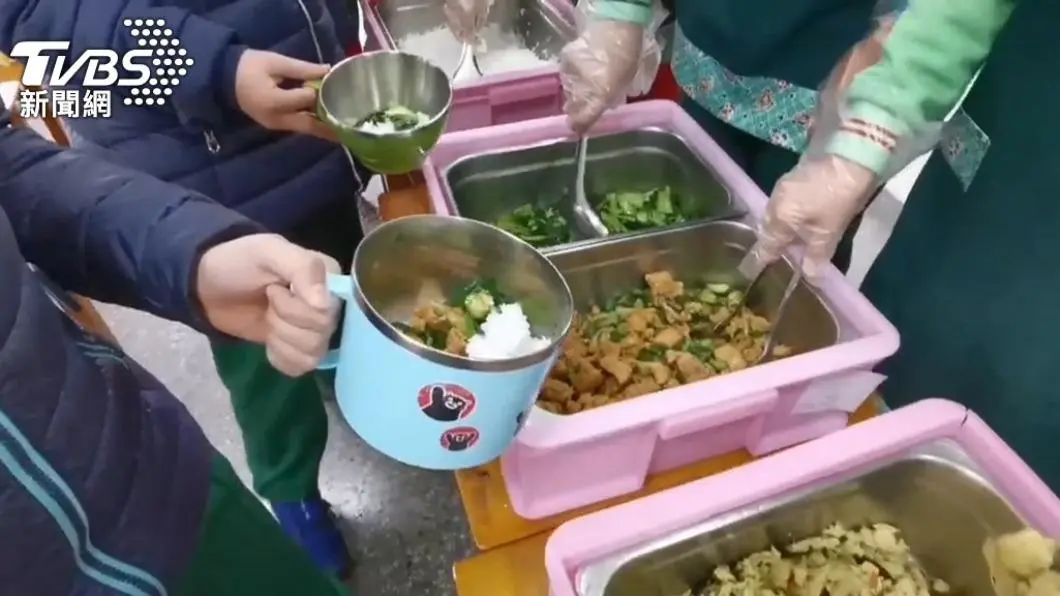 一票過來人認為，小時候的營養午餐超好吃。（示意圖／TVBS資料畫面）