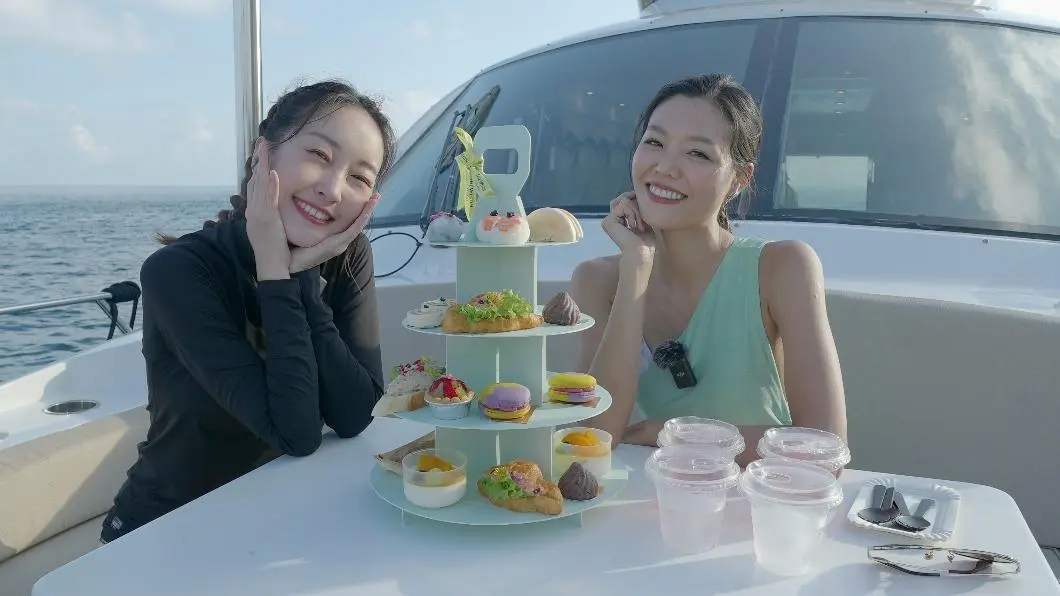 2人開心在遊艇上吃下午茶。（圖／TVBS） 若綺開箱千萬豪華遊艇擺拍　巴鈺羞洗鴛鴦浴「用那個幫尪擦背」引遐想