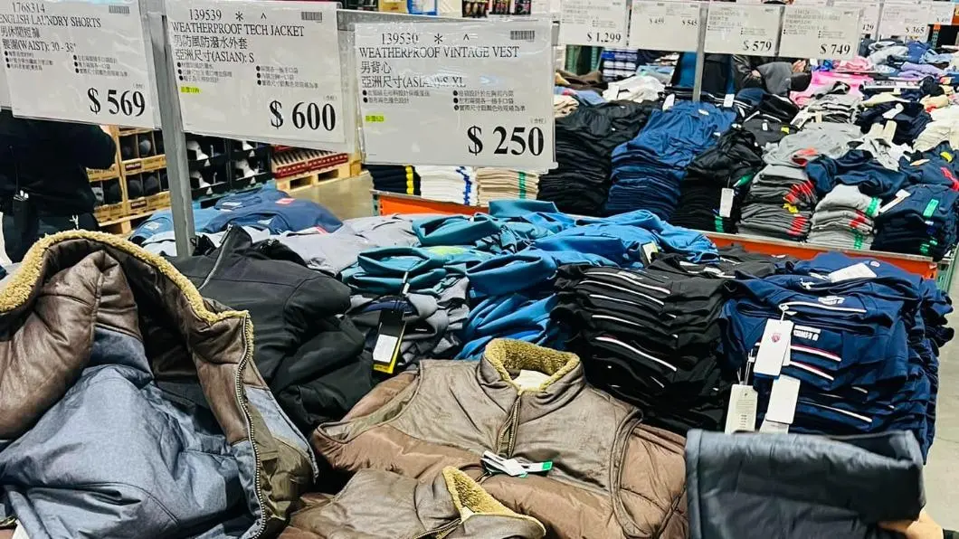 會員發現好市多知名品牌的絨毛背心正在出清。（圖／翻攝自臉書「我是東湖人」）