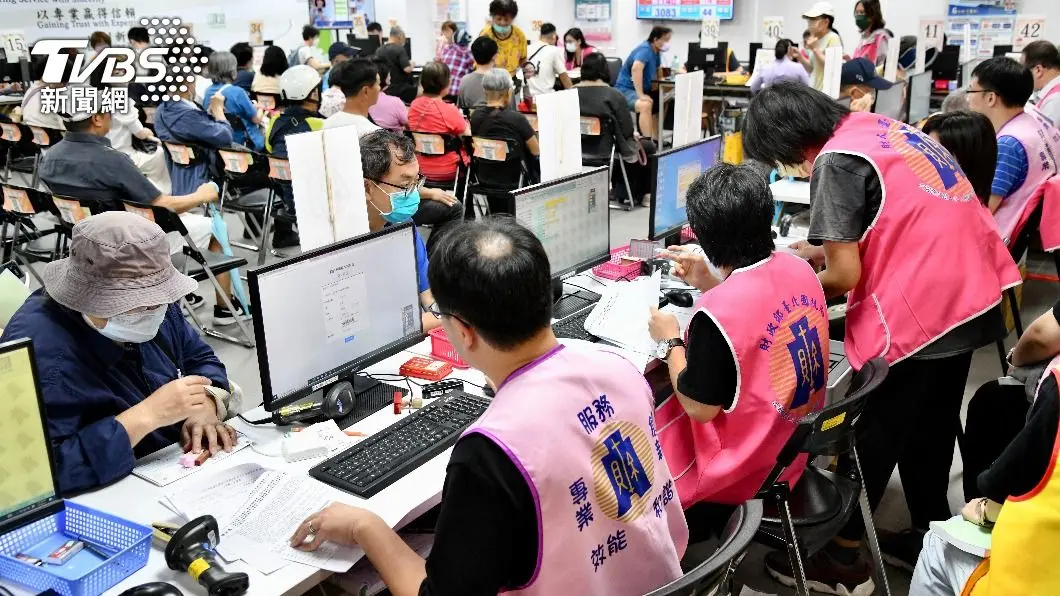 國稅局中正分局今報稅首日擠滿民眾。（圖／胡瑞麒攝）