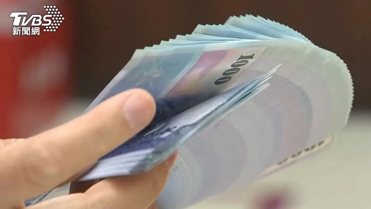 4生肖很會花也很會賺!享受生活從不缺錢,屬龍樂於助人、事業有成 年邁的母親向成年兒子申請按月給付撫養費。(示意圖/shutterstock達志影像)