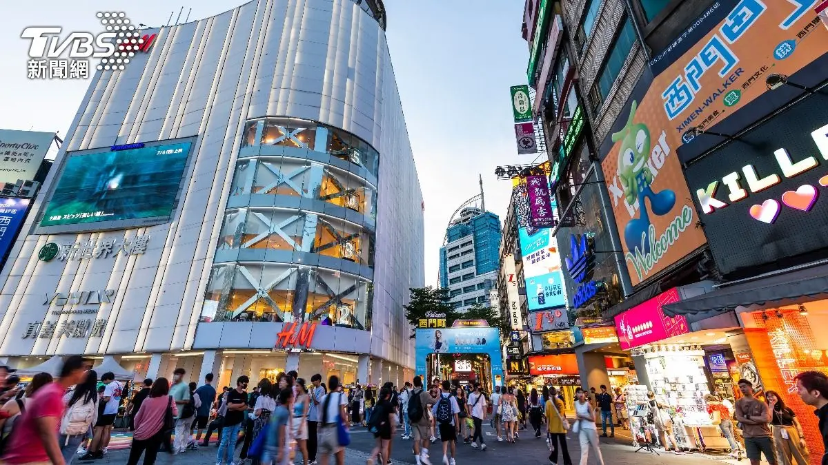 101排第2!2024台北最夯5景點出爐,「第1名」狂吸逾2021萬人 西門町商圈現切水果店家已有明確標價。(示意圖/Shutterstock達志影像)