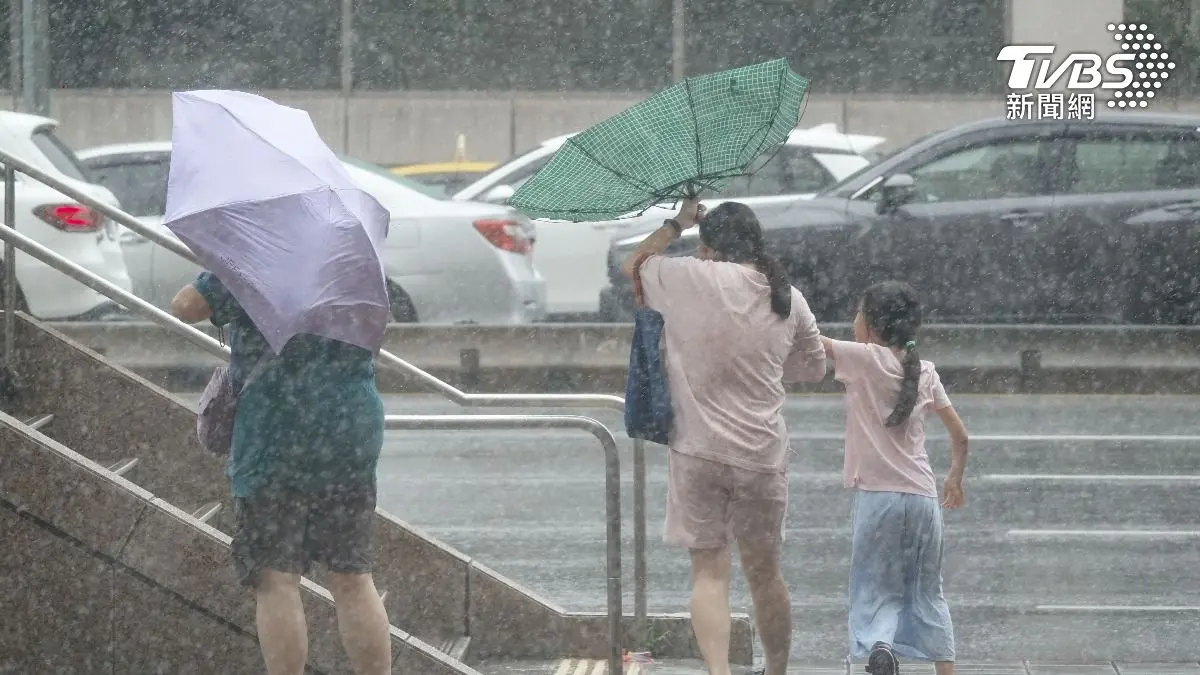 強颱康芮威力驚人!11/1續放颱風假?最新風雨預測:明這些縣市達停班課標準 颱風假-颱風停班停課-颱風台灣-颱風暴風圈侵襲-康芮颱風-颱風登陸-康芮颱風路徑-康芮颱風動態-颱風快訊-中央氣象署-最新颱風動態-最新颱風路徑-颱風預報