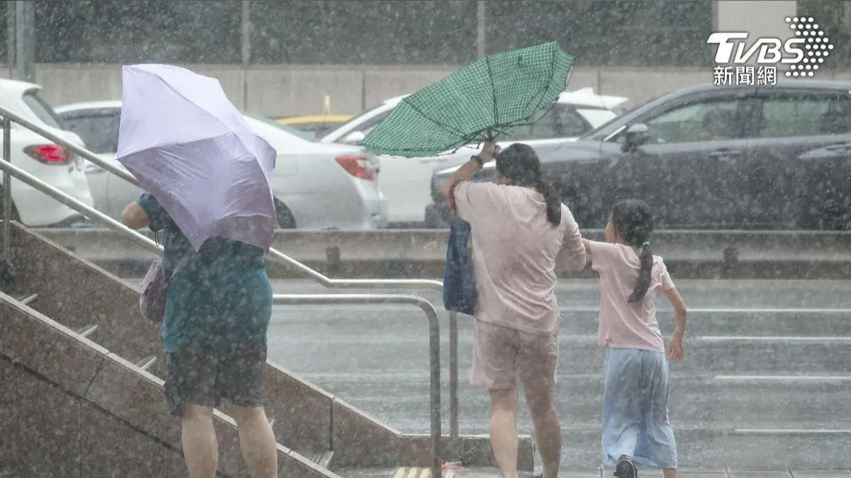 凱米颱風來襲，風雨越晚越大。（圖／張哲鳴攝）