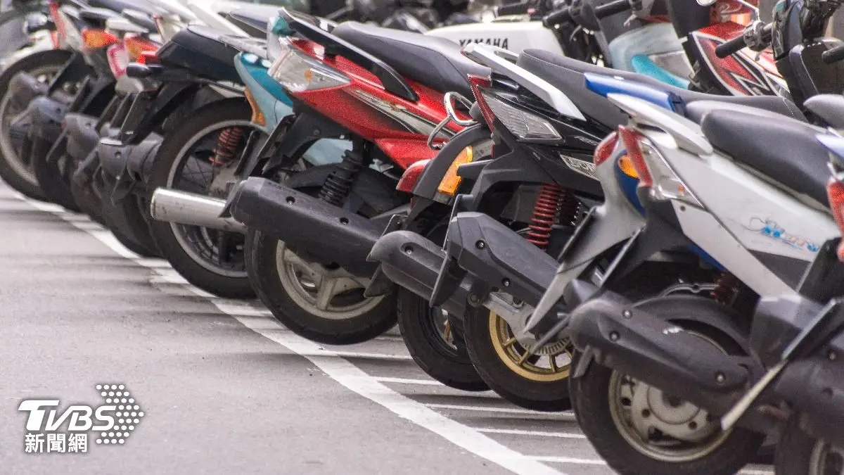 很多人都不知!路邊停車少做「1動作」恐被檢舉,最高開罰3600元 騎了18年的車,赫然發現自己沒有駕照。(示意圖/shutterstock 達志影像)