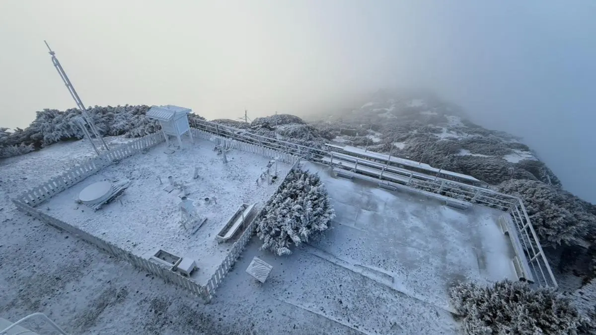 今早玉山氣象站積雪0.5公分。（圖／中央氣象署提供）